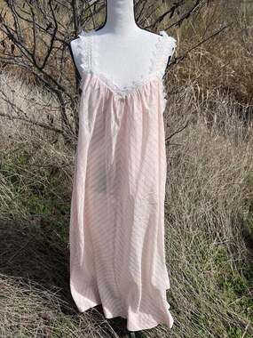 Oscar de la Renta Pink Striped Cotton Nightgown with Lace Trim